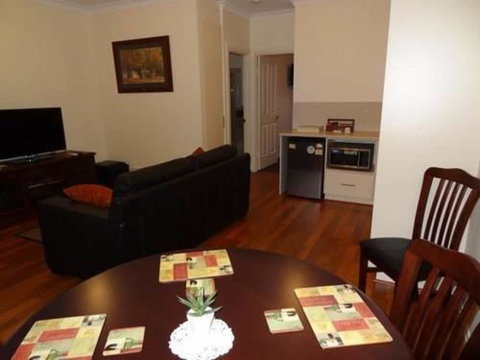 Hahndorf Oak Tree Cottages - Whitsundays Accommodation 6