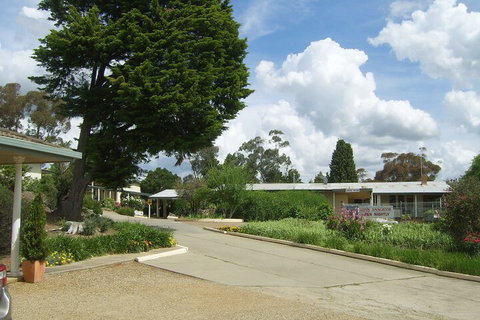 Golden Chain Garden Motor Inn - Whitsundays Accommodation 5
