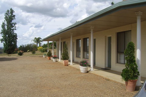 Golden Chain Garden Motor Inn - Whitsundays Accommodation 1