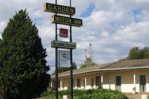Golden Chain Garden Motor Inn - Whitsundays Accommodation 0