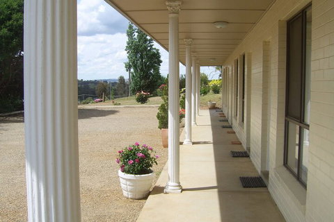 Golden Chain Garden Motor Inn - Whitsundays Accommodation 6