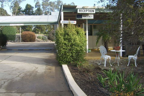 Golden Chain Garden Motor Inn - Whitsundays Accommodation 2