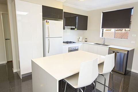 Astina Serviced Apartments Parkside - Whitsundays Accommodation 4