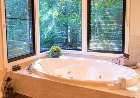 Montagues Of Montville - Whitsundays Accommodation 4