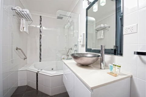 Dolphin Shores - Whitsundays Accommodation 5
