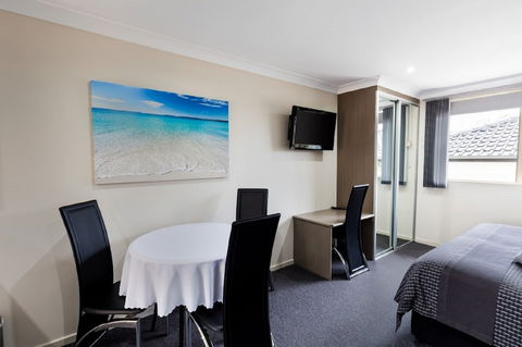 Dolphin Shores - Whitsundays Accommodation 4