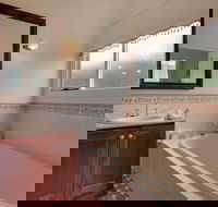 Walton House - Whitsundays Accommodation