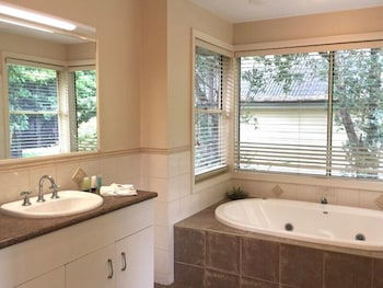 Tamborine Gardens - Whitsundays Accommodation 5