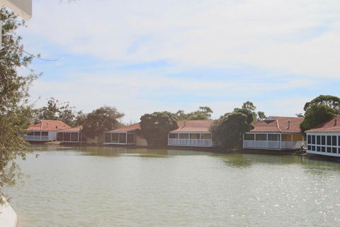 River Resort Villas - Whitsundays Accommodation 3