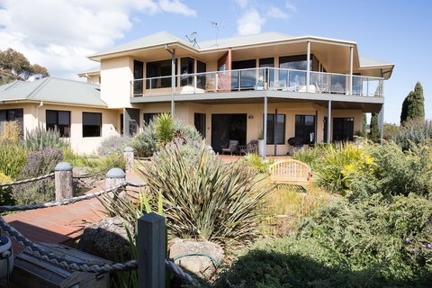 Hilltop Apartments Phillip Island - Whitsundays Accommodation 3