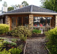 Magdala Motor Lodge  Lakeside Restaurant - Whitsundays Accommodation
