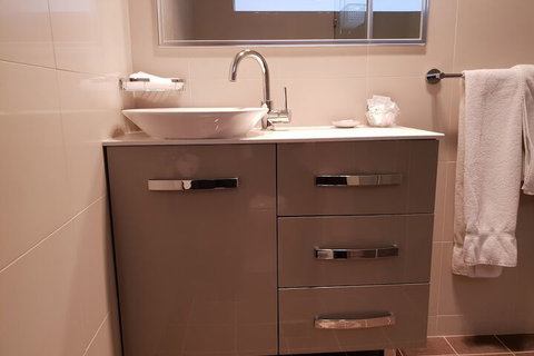 Leagues Motel - Whitsundays Accommodation 2