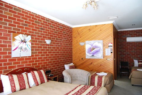 The Elms Motor Inn - Whitsundays Accommodation 3