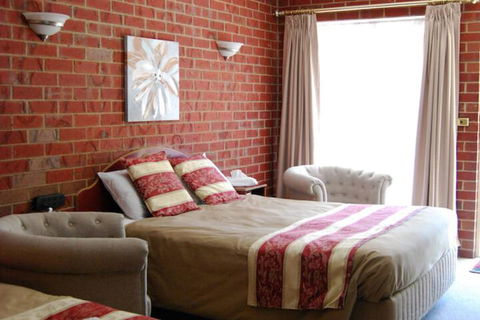 The Elms Motor Inn - Whitsundays Accommodation 2