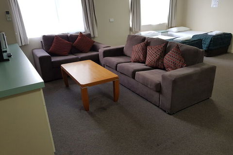 Earls Court Motor Inn - Whitsundays Accommodation 4