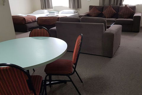 Earls Court Motor Inn - Whitsundays Accommodation 1