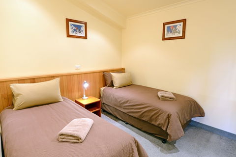 Falls Creek Country Club - Whitsundays Accommodation 1