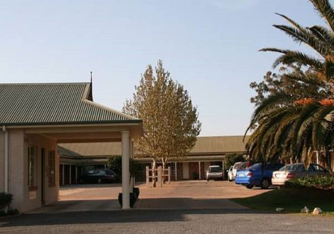 Country Gardens Motor Inn - Whitsundays Accommodation 1