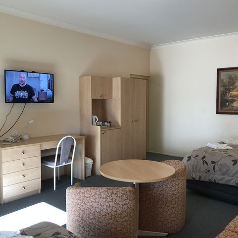 Country Gardens Motor Inn - Whitsundays Accommodation 4