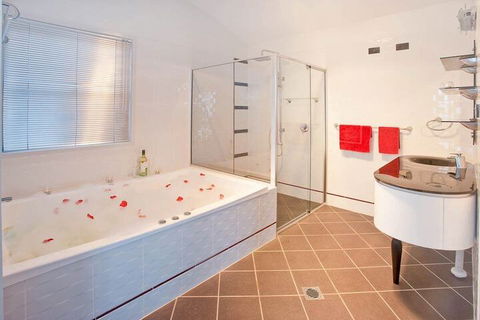SURFBEACH HOLIDAY PARK - Whitsundays Accommodation 3