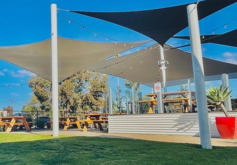 Lake Mulwala Hotel Motel - Whitsundays Accommodation 2