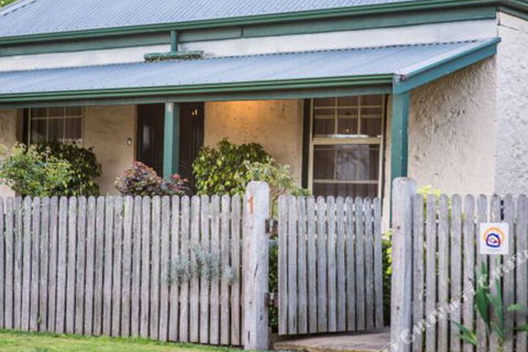 Georgies Cottage - Whitsundays Accommodation 3