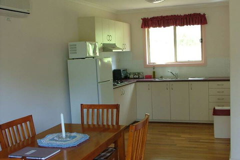 Peacehaven Country Cottages - Whitsundays Accommodation 5
