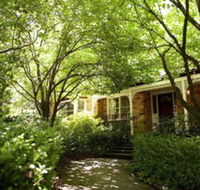Leura Camellias - Whitsundays Accommodation