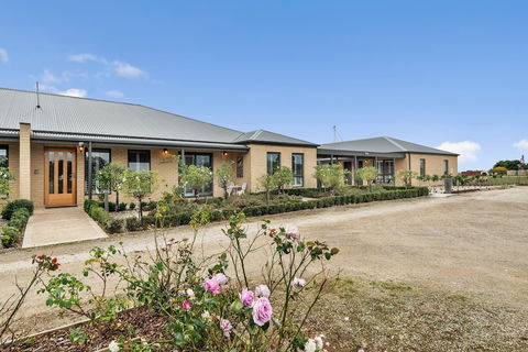 The Oxley Estate - Whitsundays Accommodation 1