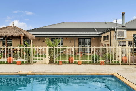 The Oxley Estate - Whitsundays Accommodation 4