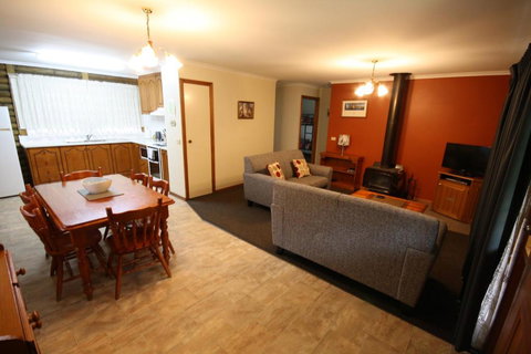 Halls Gap Log Cabins - Whitsundays Accommodation 1