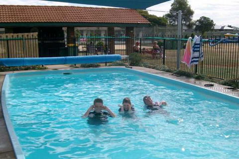 Rivergum Motel - Whitsundays Accommodation 3