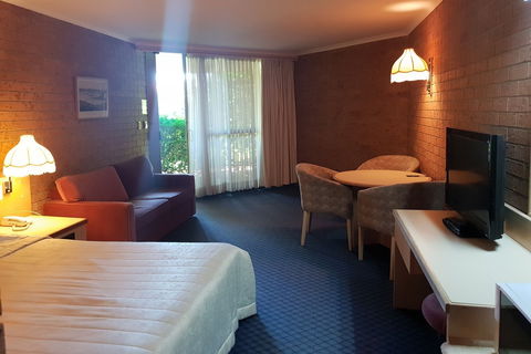 The John Hunter Motel - Whitsundays Accommodation 0