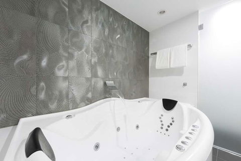 Avenue Hotel Canberra - Whitsundays Accommodation 3
