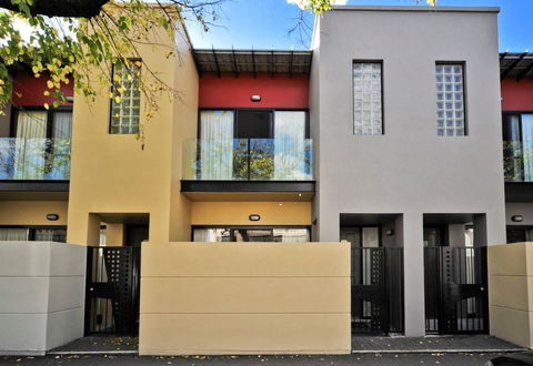 RNR Apartments, Adelaide - Whitsundays Accommodation 0