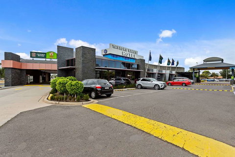 Quality Inn Taylors Lakes Motel - Whitsundays Accommodation 2
