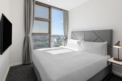 Meriton Suites George St - Whitsundays Accommodation 1