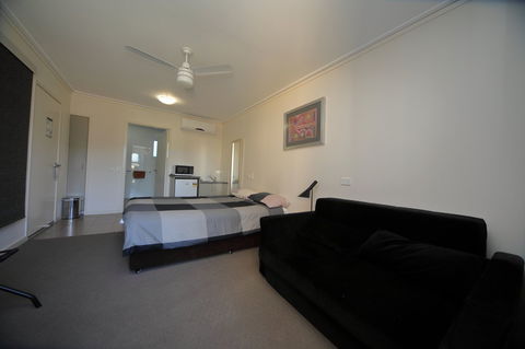 Black Rock Inn - Whitsundays Accommodation 2