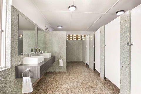 Camp Hill Hotel - Whitsundays Accommodation 1