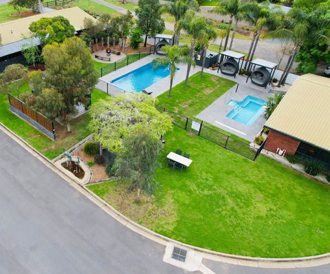 Federation Motor Inn - Whitsundays Accommodation 0