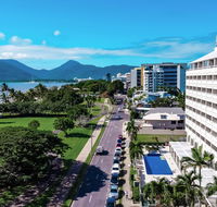 Holiday Inn Cairns Harbourside - Whitsundays Accommodation