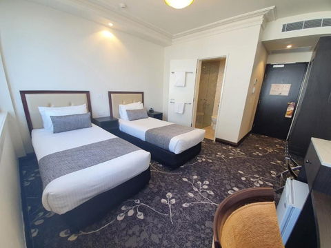 Burke & Wills Hotel - Whitsundays Accommodation 1
