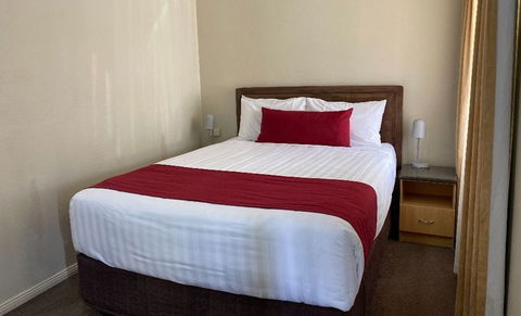 Ashton Townhouse Motel & Suites Tumut - Whitsundays Accommodation 1