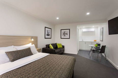 Hamilton Lonsdale Motel - Whitsundays Accommodation 0