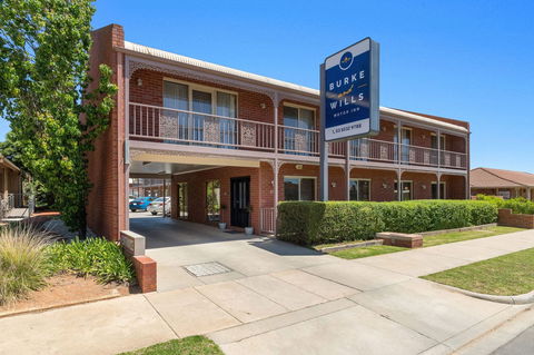 Burke & Wills Motor Inn - Whitsundays Accommodation 1
