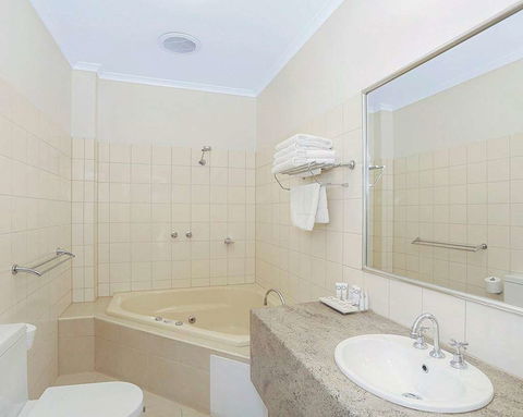 Quality Inn & Suites Menzies - Whitsundays Accommodation 6