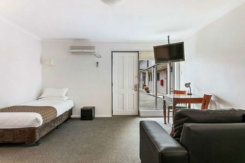 Quality Inn & Suites Menzies - Whitsundays Accommodation 14