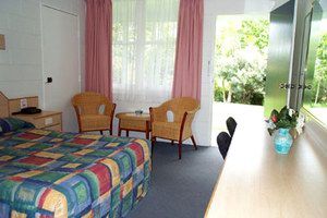 Colonial Court Motor Inn - Whitsundays Accommodation 1