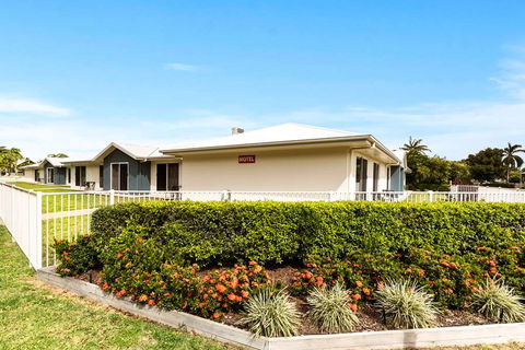 Econo Lodge Beachside - Whitsundays Accommodation 1