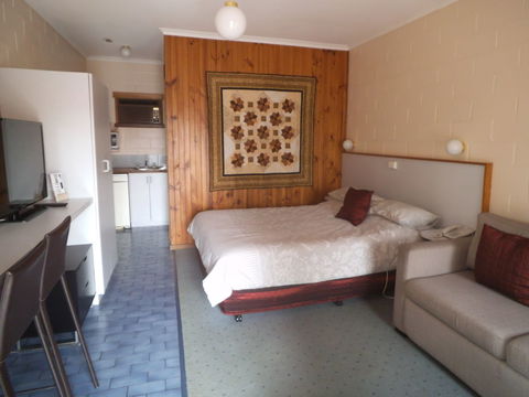 Yarragon Motel - Whitsundays Accommodation 0